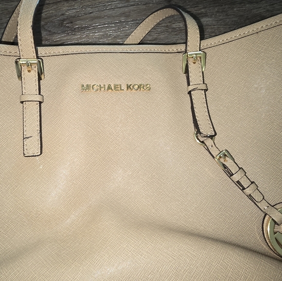 MICHAEL KORS BAG USED IN GOOD CONDITION... LIGHT WEAR NEEDS SOME TLC - Picture 2 of 9